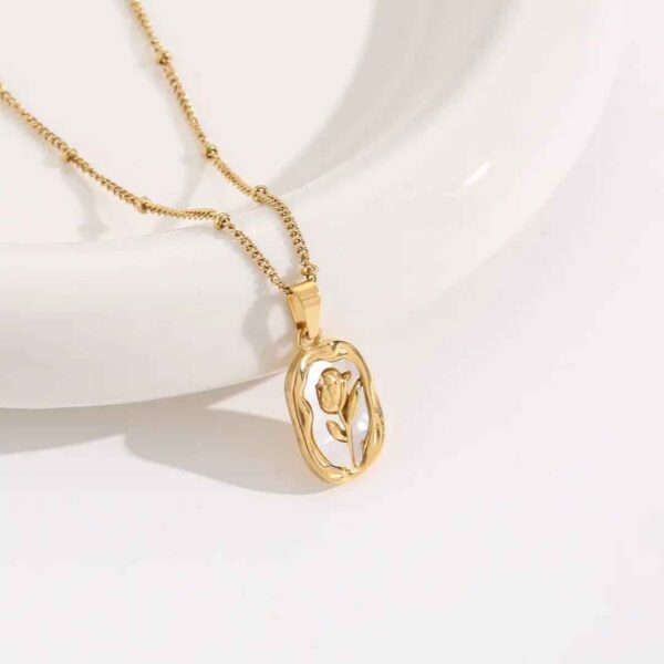 1pc Elegant And Fashionable Rose Carving Design 18k Gold Plated Stainless Steel Pendant Necklace With Rose Decoration, For girls and Women