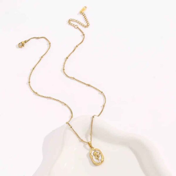 1pc Elegant And Fashionable Rose Carving Design 18k Gold Plated Stainless Steel Pendant Necklace With Rose Decoration, For girls and Women