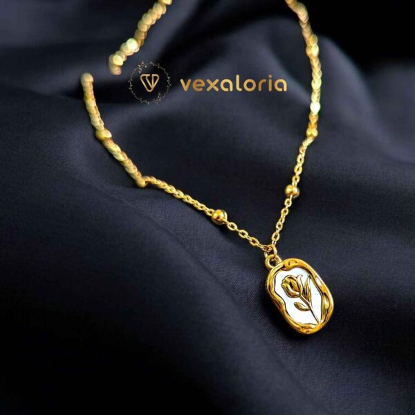 1pc Elegant And Fashionable Rose Carving Design 18k Gold Plated Stainless Steel Pendant Necklace With Rose Decoration, For girls and Women
