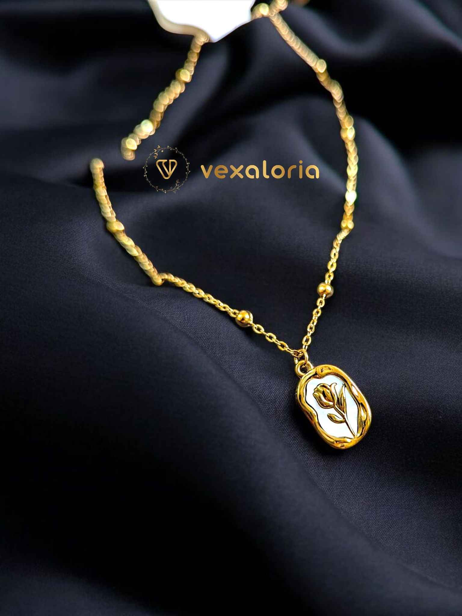 1pc Elegant And Fashionable Rose Carving Design 18k Gold Plated Stainless Steel Pendant Necklace With Rose Decoration, For girls and Women