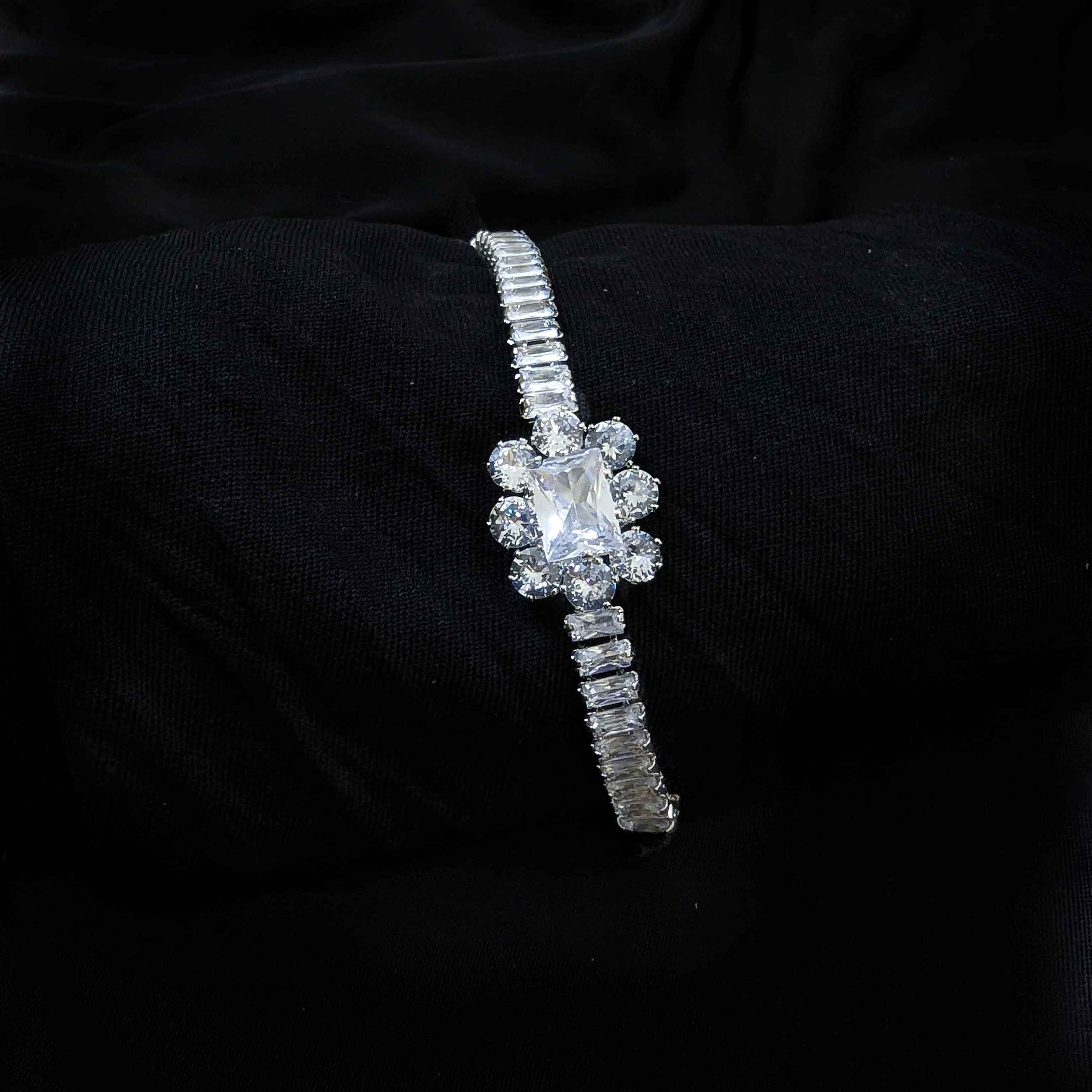 Luxury Silver color bracelet Beautiful Design Silver Bracelet Bangle for Women Party Gift