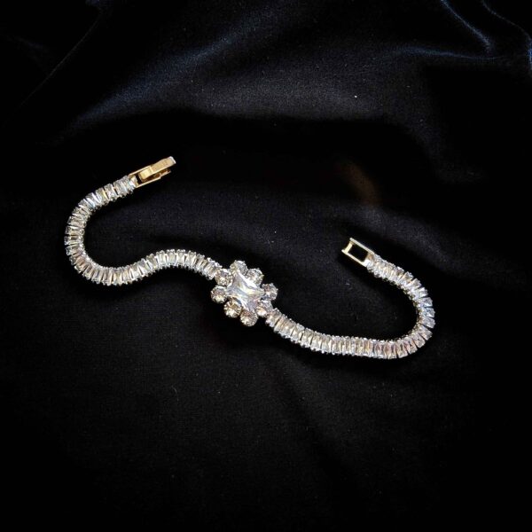 Luxury Silver color bracelet Beautiful Design Silver Bracelet Bangle for Women Party Gift