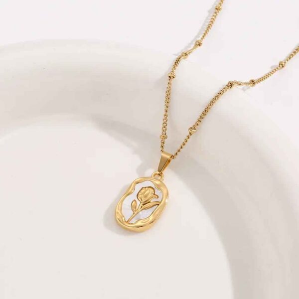 1pc Elegant And Fashionable Rose Carving Design 18k Gold Plated Stainless Steel Pendant Necklace With Rose Decoration, For girls and Women