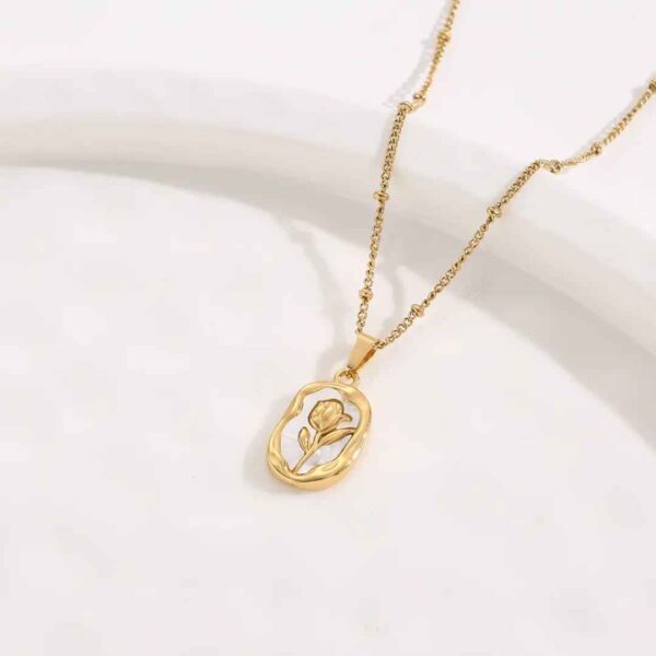 1pc Elegant And Fashionable Rose Carving Design 18k Gold Plated Stainless Steel Pendant Necklace With Rose Decoration, For girls and Women